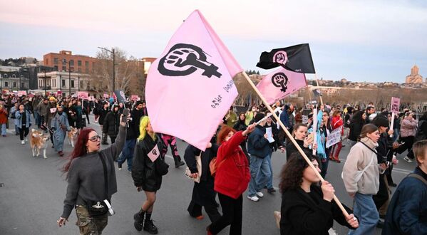 Держа в руках флаги и транспаранты, протестующие прошли через весь центр Тбилиси. &quot;Мы не потерпим угнетения прав женщин!&quot;, - скандировали они главный лозунг акции. - Sputnik Грузия
