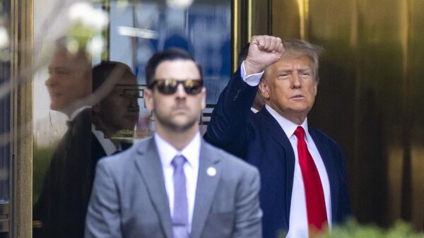 Дональд Трамп идет на заседание суда в Нью-Йорке  - Sputnik Грузия