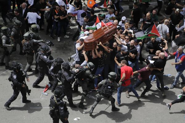 Снимок фотографа из США Майи Левин.Столкновение израильской полиции со скорбящими во время похорон журналистки &quot;Аль-Джазиры&quot; Ширин Абу Акле. - Sputnik Грузия