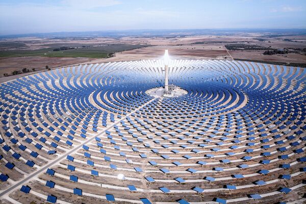 На фото изображена солнечная электростанция в Испании, которая вместо солнечного света использует тепло от нагревания. Работа итальянского фотографа Симоне Трамонте. - Sputnik Грузия
