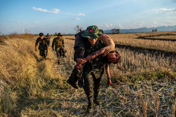 Снимок &quot;Извлечение мертвых&quot; фотографа из Мьянмы Маука Кхам Ваха.На фото бойцы сопротивления из Народных сил обороны отступают с телом товарища после столкновения с военными Мьянмы в Мобайе. - Sputnik Грузия
