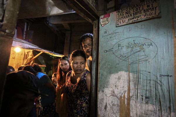 Соседи осматривают место преступления в Мандалуйонге на Филиппинах. Работа фотографа Кимберли Дела Круза. - Sputnik Грузия