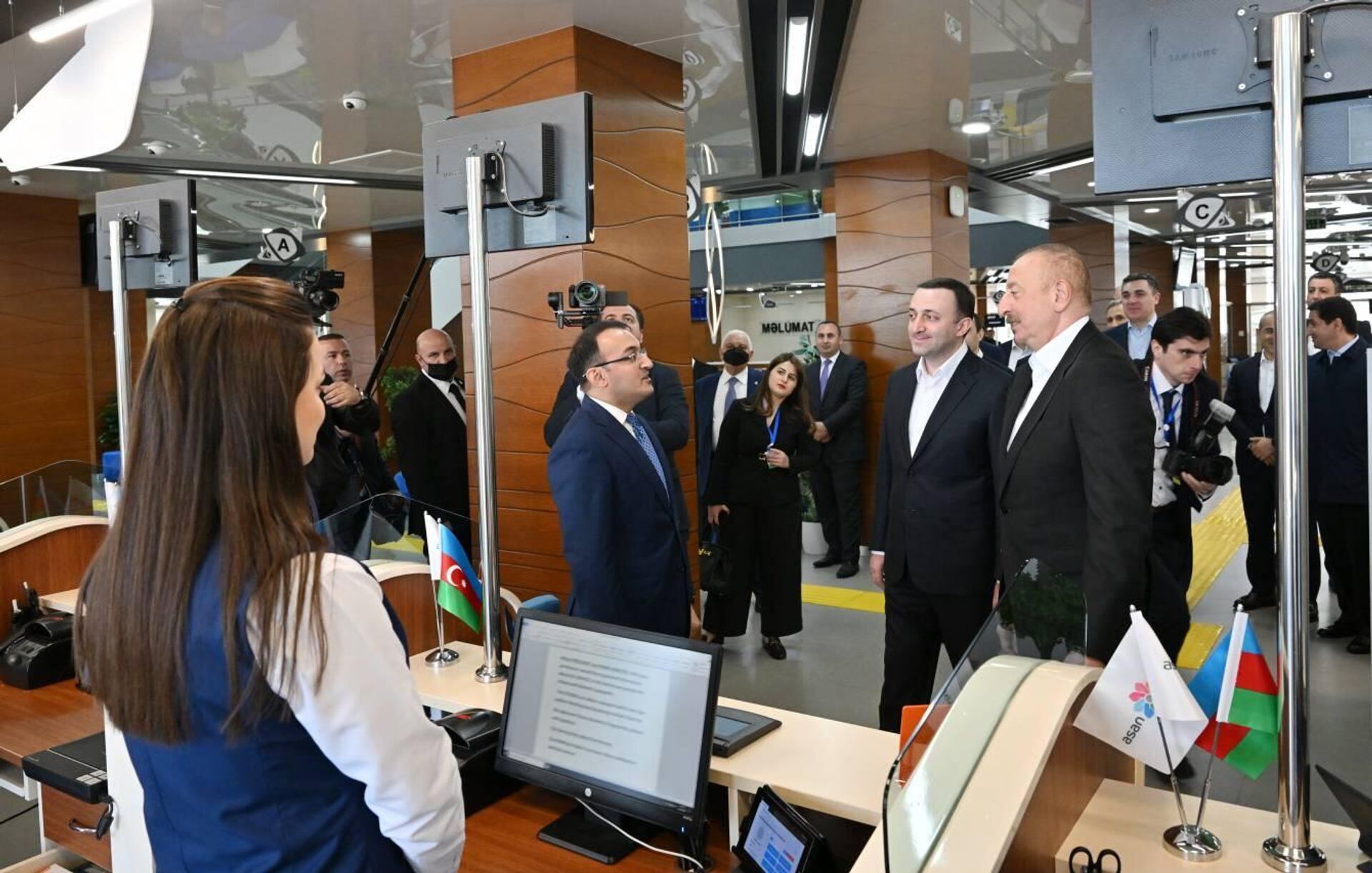 Алиев и Гарибашвили посетили центр ASAN xidmət в Габале - Sputnik Грузия, 1920, 08.04.2023
