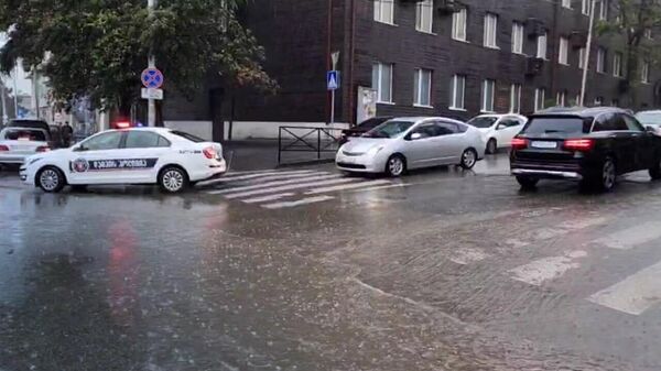 Ливневый дождь с градом обрушился на Тбилиси - видео - Sputnik Грузия