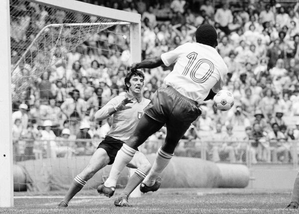 Ди́но Дзофф – cамый возрастной игрок, когда-либо побеждавший на чемпионате мира по футболу: на момент победы его команды на ЧМ-1982 в Испании ему, основному вратарю, капитану и лидеру сборной Италии, было 40 лет. - Sputnik Грузия
