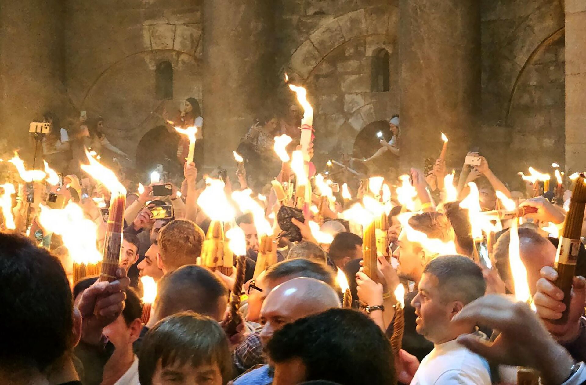 В храме Гроба Господня в Иерусалиме сошел Благодатный огонь - Sputnik Грузия, 1920, 04.05.2024