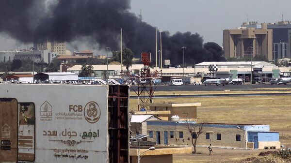 Дым над аэропортом Хартума в Судане  - Sputnik Грузия