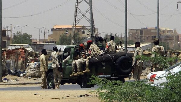 Солдаты армии размещаются в Хартуме, Судан, на фоне сообщений о столкновениях в городе, 15 апреля 2023 года  - Sputnik Грузия
