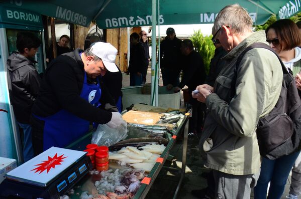 В рамках фестиваля прошла выставка-продажа различных морепродуктов.  - Sputnik Грузия