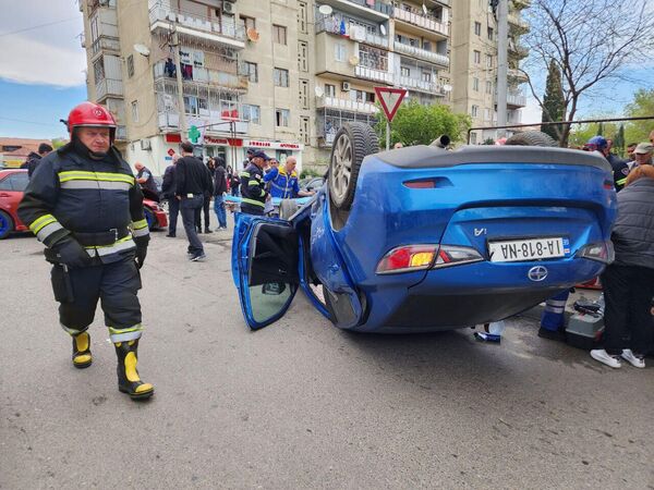 В результате столкновения на высокой скорости в районе Варкетили разбились две машины. - Sputnik Грузия