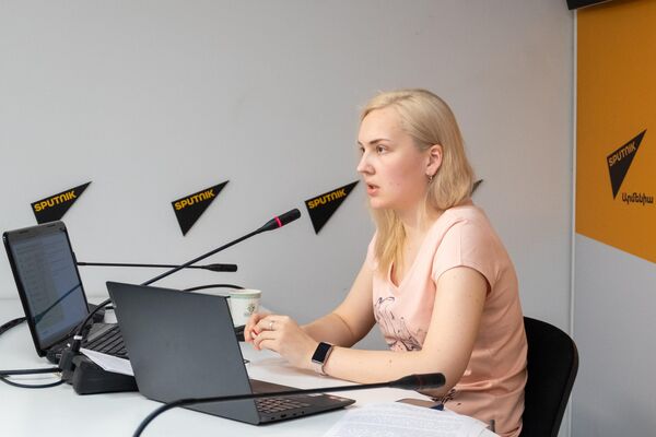 Мария Кабанова провела лекцию дистанционно из Мультимедийного пресс-центра Sputnik Армения в Ереване. - Sputnik Грузия