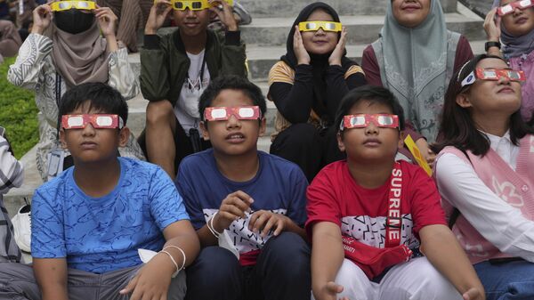 Люди наблюдают за солнечным затмением 2023 года в Индонезии  - Sputnik Грузия