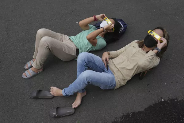 Люди наблюдают за солнечным затмением 2023 года в Джакарте, Индонезия - Sputnik Грузия