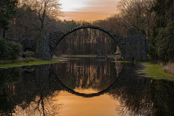 Чертов мост, отражающийся в озере в лесу, в Габленце, Германия. - Sputnik Грузия