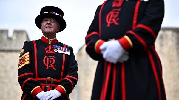 Новая форма Йоменской стражи со знаками отличия короля Карла III, Лондон, Великобритания - Sputnik Грузия