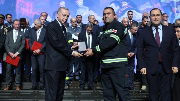 Президент Турции Реджеп Тайип Эрдоган наградил грузинских спасателей, принимавших участие в ликвидации последствий разрушительных землетрясений
 - Sputnik Грузия