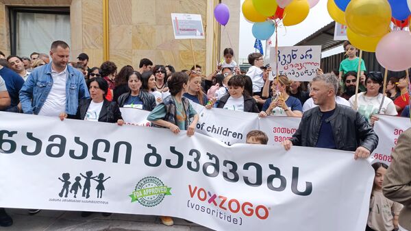 Акция протеста родителей детей, больных ахондроплазией, 29 апреля 2023 года - Sputnik Грузия