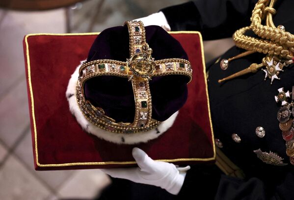 Корона Святого Эдуарда была изготовлена 360 лет назад из цельного 22-каратного золота. Каждый британский монарх надевает ее только один раз в жизни - во время коронации. - Sputnik Грузия
