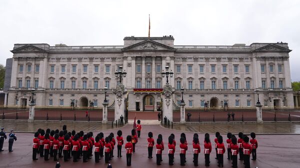 Солдаты Королевской гвардии возле Букингемского дворца перед церемонией коронации британского короля Карла III - Sputnik Грузия