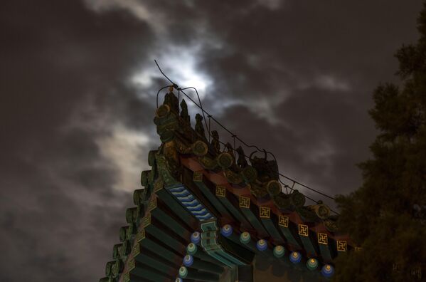 Полутеневое лунное затмение в Пекине. - Sputnik Грузия