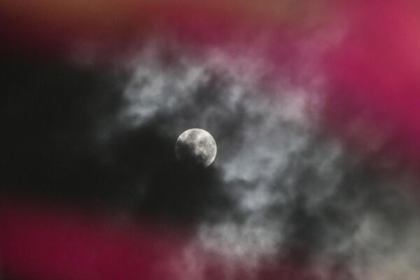 Полутеневое лунное затмение в Кашмире. - Sputnik Грузия