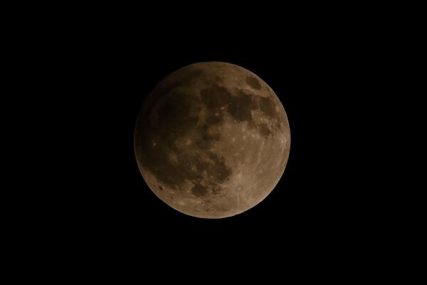 Луна во время полутеневого лунного затмения в Индонезии. - Sputnik Грузия