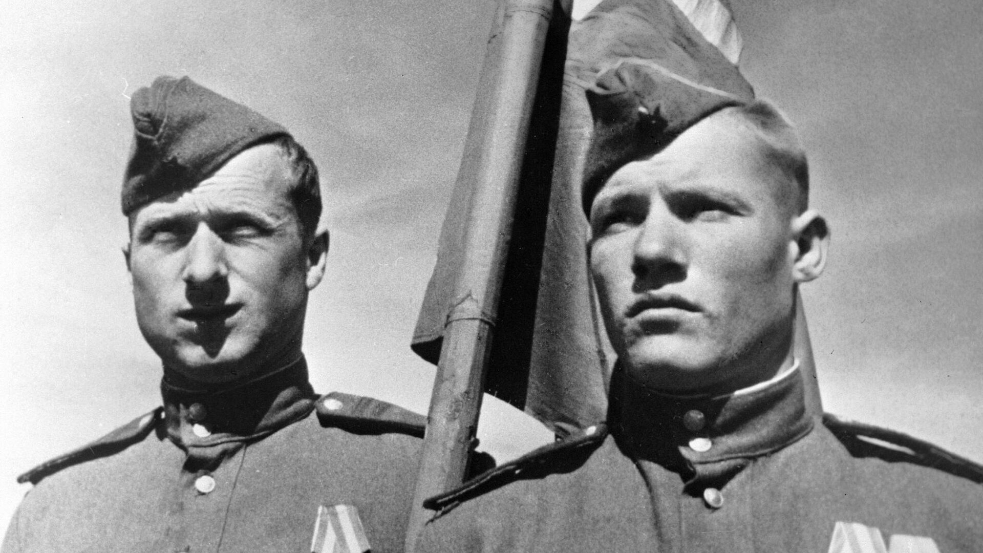 Советские солдаты Михаил Егоров (справа) и Мелитон Кантария, водрузившие Знамя победы над берлинским Рейхстагом в мае 1945 года. - Sputnik Грузия, 1920, 09.05.2023