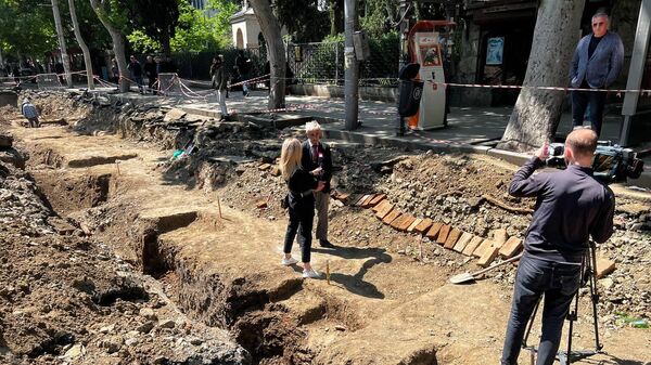 Раскопки старых захоронений на проспекте Церетели, обнаруженных в ходе ремонтных работ - Sputnik Грузия