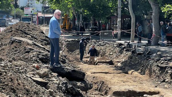 Раскопки старых захоронений на проспекте Церетели, обнаруженных в ходе ремонтных работ - Sputnik Грузия