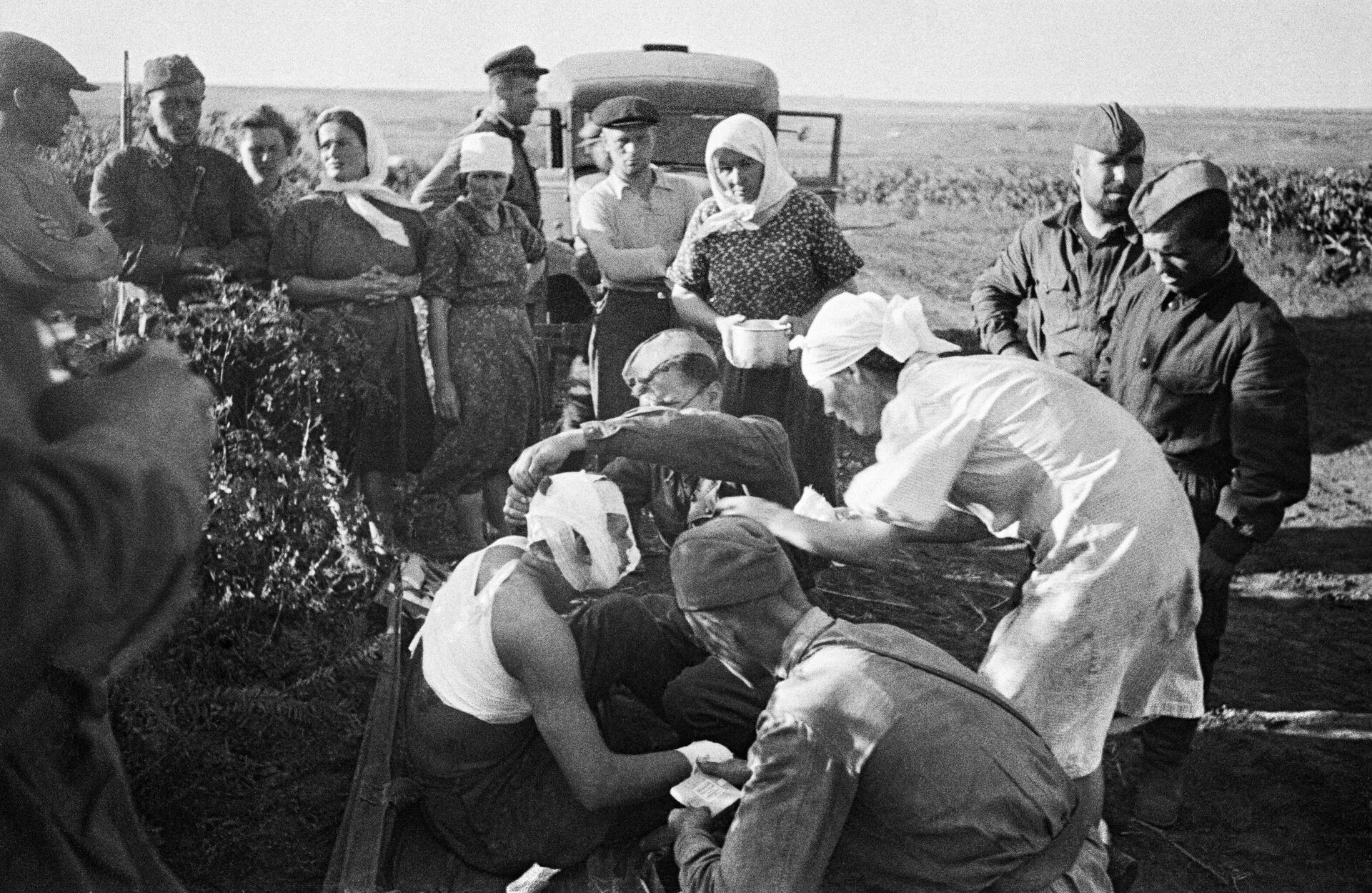 Медсестры оказывают помощь первым раненым после воздушного налета фашистов под Кишиневом, 1941 год - Sputnik Грузия, 1920, 21.06.2023