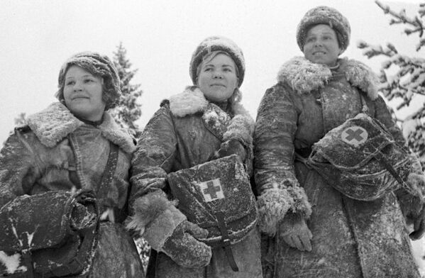 В годы Великой Отечественной войны сотни тысяч женщин были призваны в военно-медицинские учреждения санитарной службы Советской Армии. - Sputnik Грузия