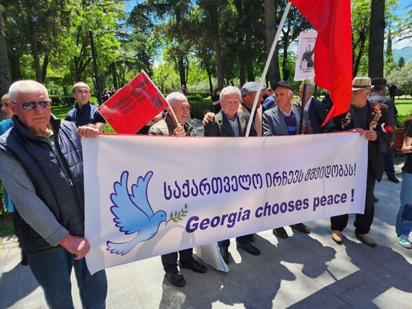 Так в Тбилиси представители самых разных политических сил отметили День Победы над фашизмом.  - Sputnik Грузия