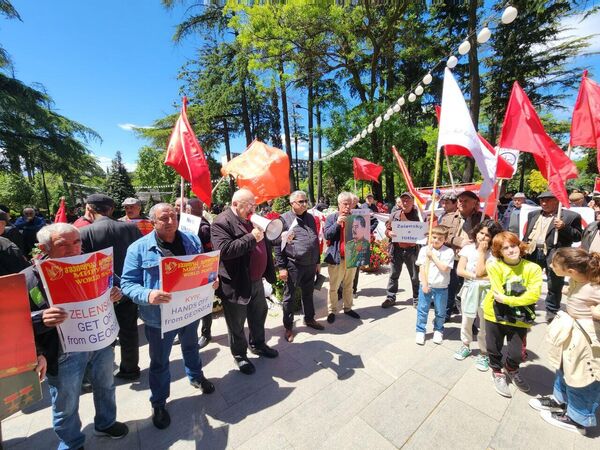А тем временем в парке Киквидзе состоялось шествие с красными флагами и портретами Сталина.  - Sputnik Грузия