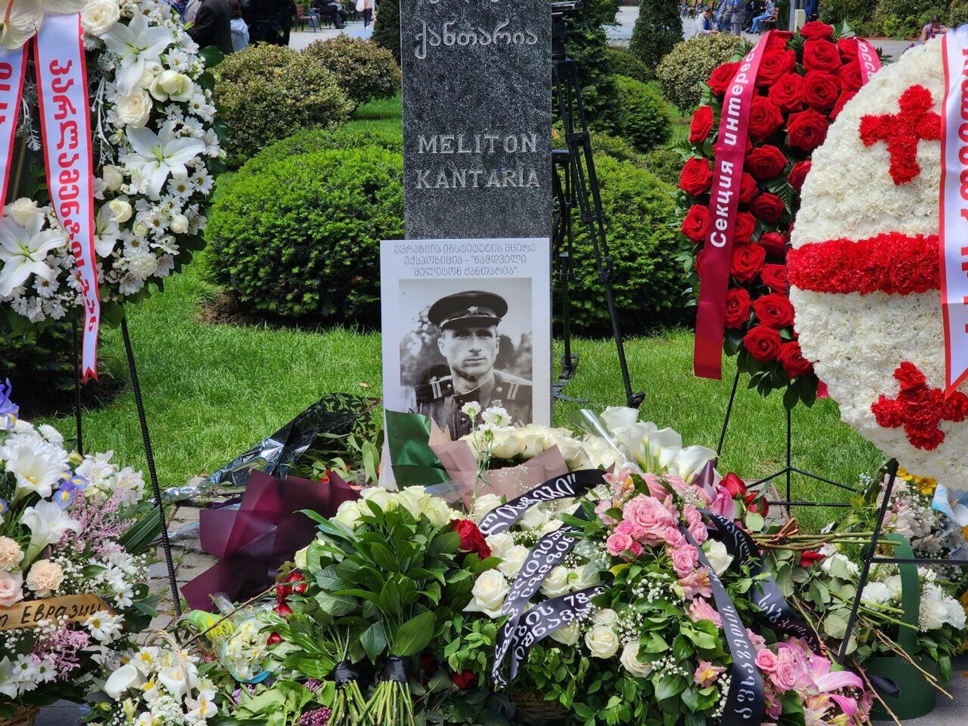 Празднование Дня Победы в парке Киквидзе. 9 мая 2023 года. Памятник Мелитону Кантария
 - Sputnik Грузия, 1920, 09.05.2023