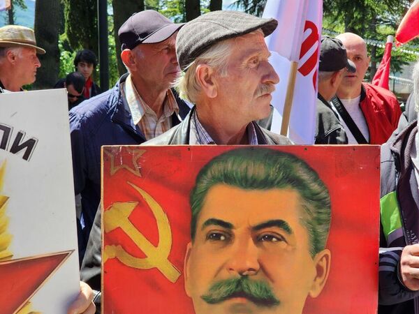 Шествие провели представители Социалистического движения Грузии и Единой коммунистической партии.  - Sputnik Грузия