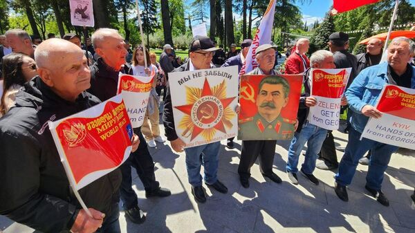  Члены компартии Грузии провели шествие в День Победы - видео - Sputnik Грузия