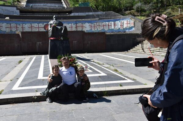თბილისელებმა ყვავილები მიიტანეს ვაკის პარკშიც, უცნობი ჯარისკაცის საფლავზე - Sputnik საქართველო