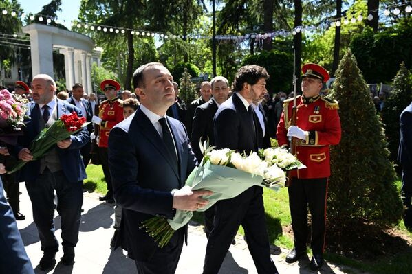 Сюда же, к памятнику Мелитону Кантария, возлагают венки и цветы представители руководства Грузии.  - Sputnik Грузия
