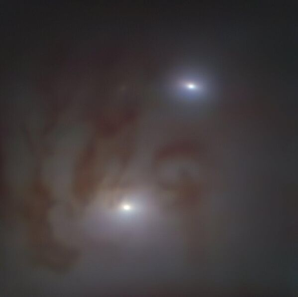Изучая пару сливающихся галактик, астрономы обнаружили в них две огромные чёрные дыры, одновременно растущие близ центра новой галактики. - Sputnik Грузия