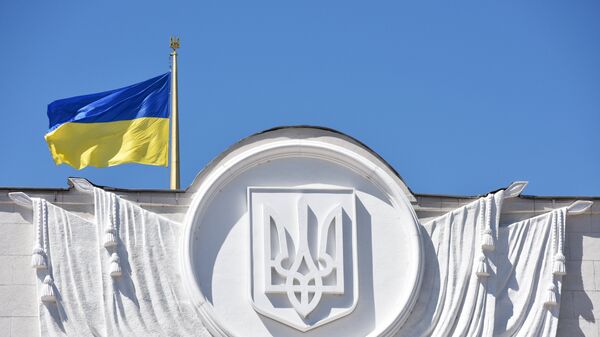 Флаг Украины на здании Верховной рады в Киеве - Sputnik Грузия