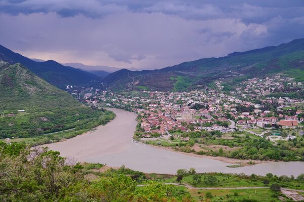 Отсюда же можно увидеть знаменитое место слияния двух рек - Арагви и Куры. - Sputnik Грузия