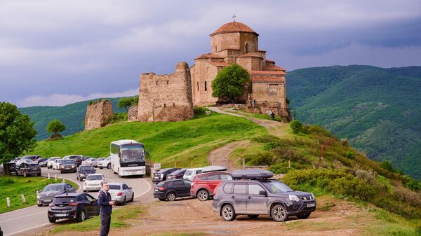 Монастырь Джвари: куда не иссякает поток туристов - Sputnik Грузия