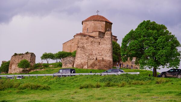 Монастырь Джвари: куда не иссякает поток туристов - Sputnik Грузия