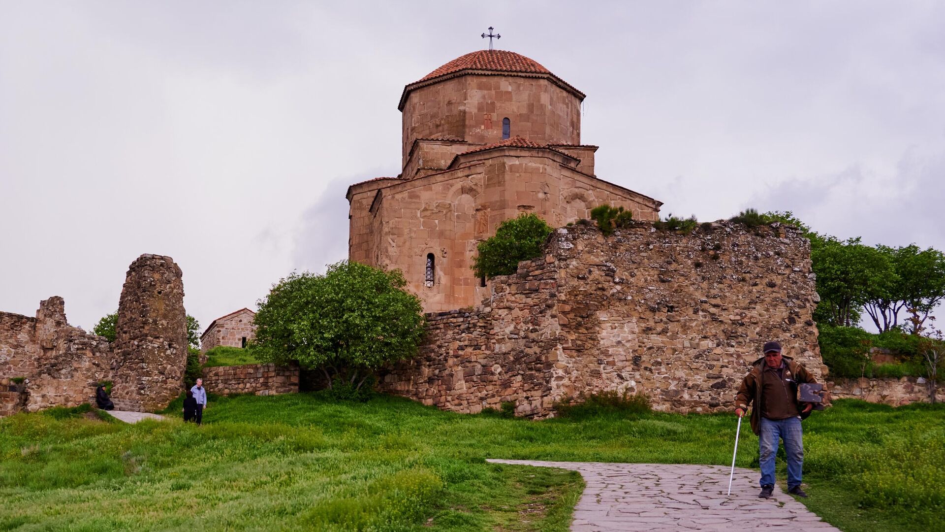 Монастырь Джвари: куда не иссякает поток туристов - Sputnik Грузия, 1920, 15.05.2023