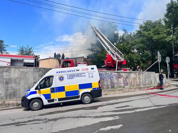 Во время пожара жильцы дома были эвакуированы, никто не пострадал. - Sputnik Грузия