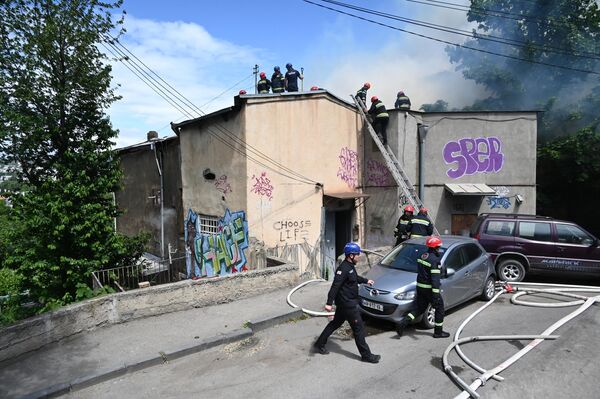Пожар в жилом доме на улице Табукашвили вспыхнул днем.  - Sputnik Грузия