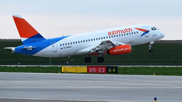 Самолет Sukhoi Superjet 100 авиакомпании Азимут - Sputnik Грузия