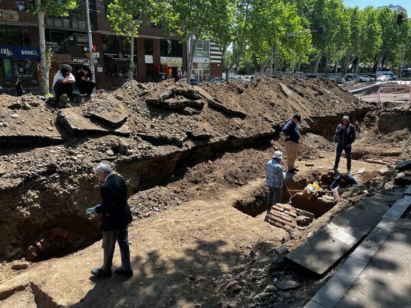 Археологи и ученые приступили к изучению обнаруженных под проезжей частью могил. - Sputnik Грузия