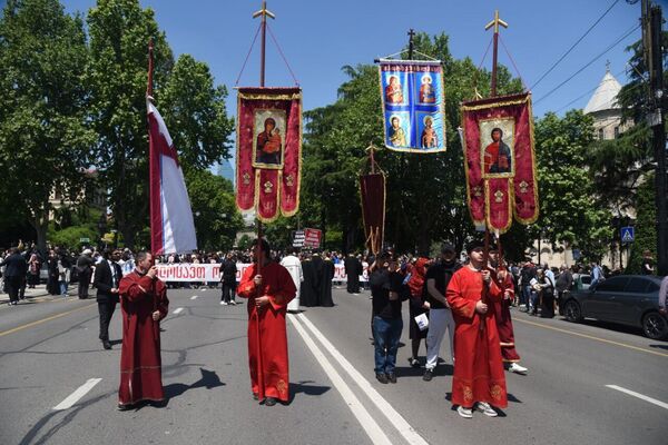 В мае 2013 года противники ЛГБТ-сообщества жестоко разогнали акцию против гомофобии в центре Тбилиси. - Sputnik Грузия