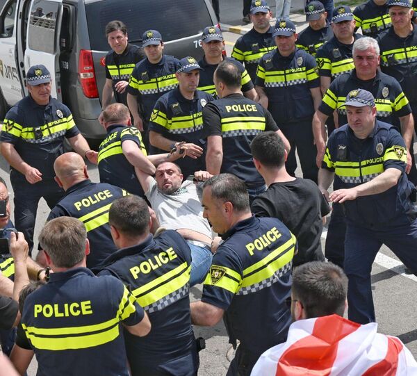 Несколько человек из числа митингующих были задержаны полицией. - Sputnik Грузия